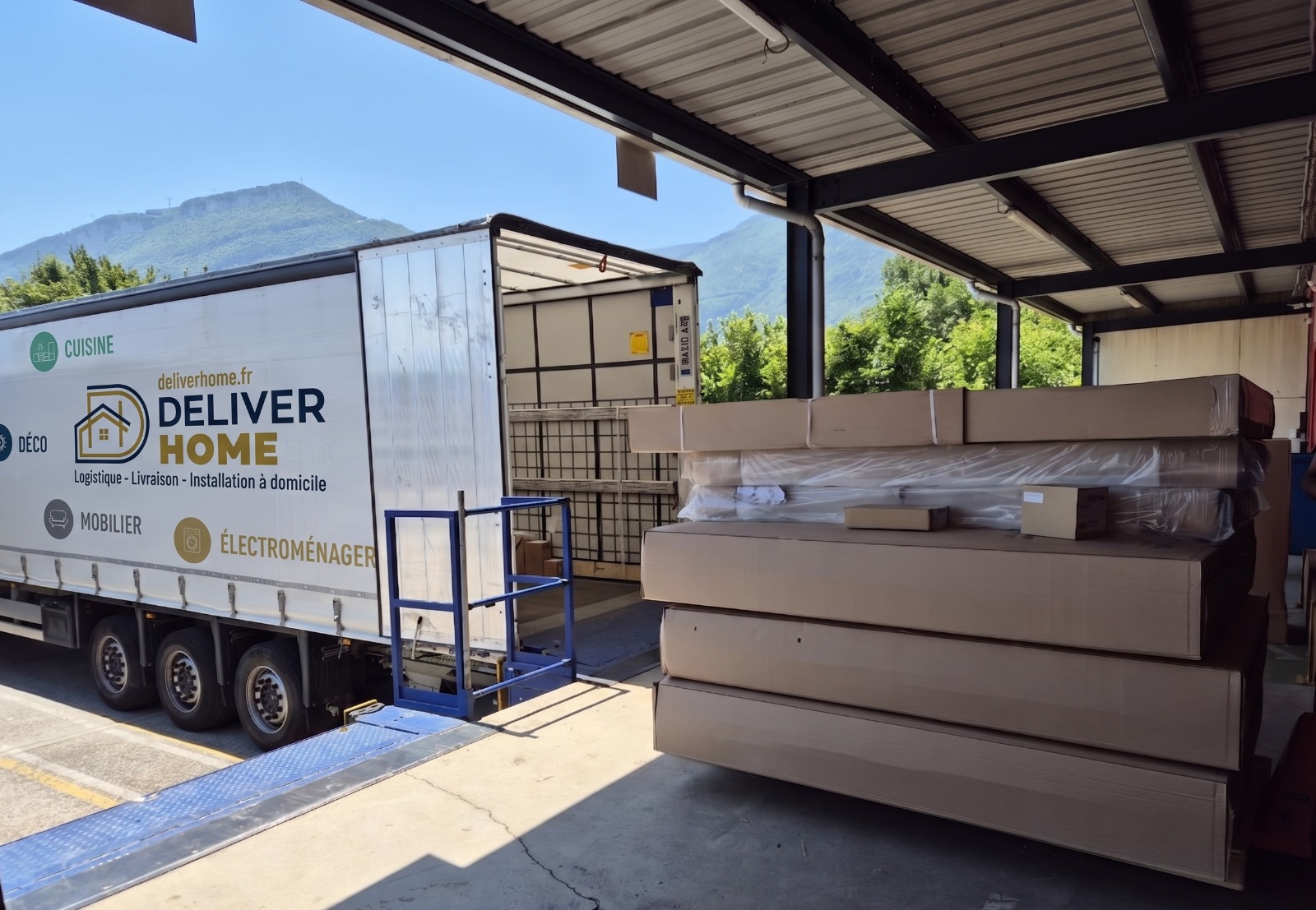 Camion poids lourd Deliverhome au quai de chargement à Saint-Égrève Grenoble