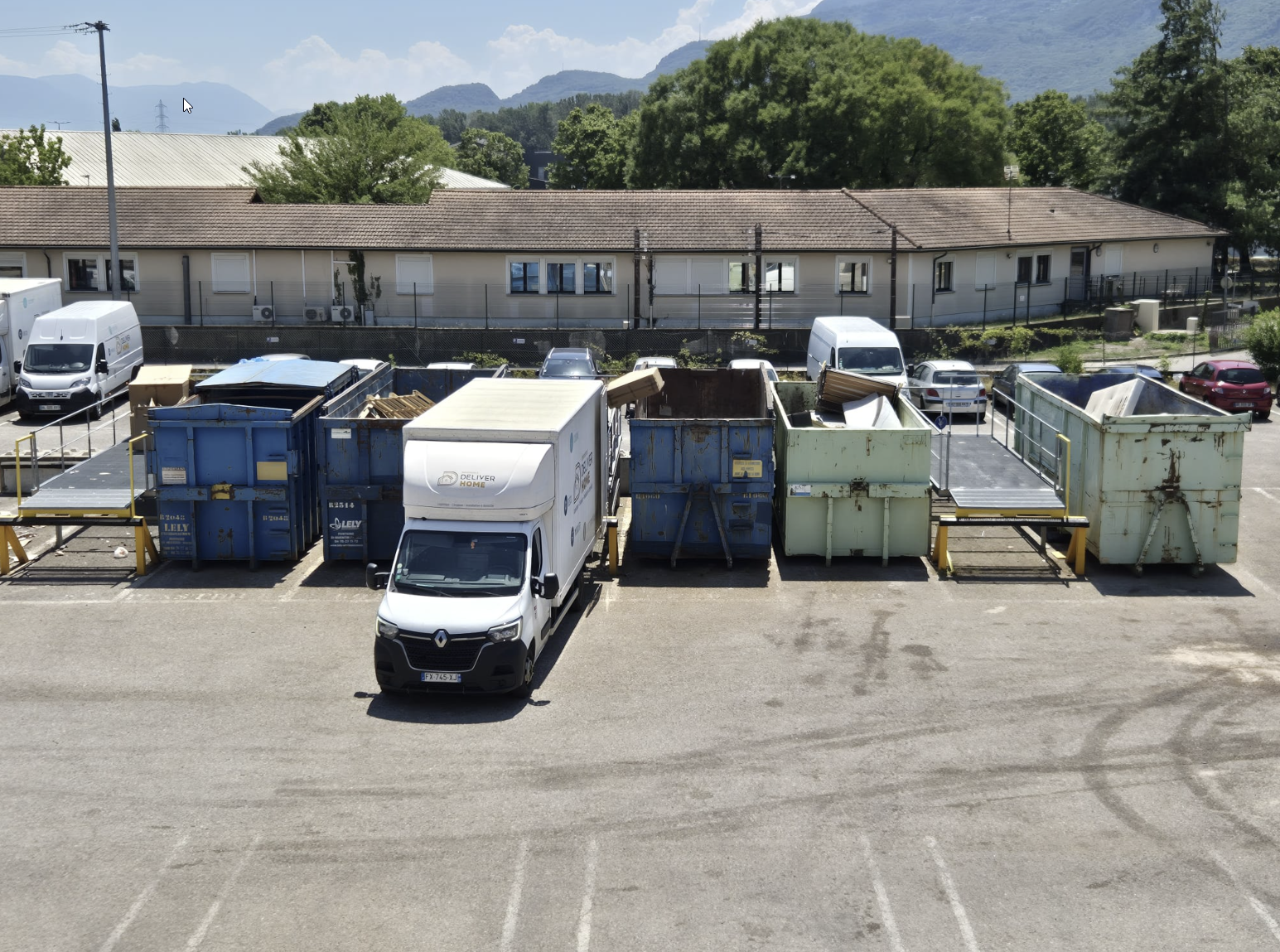 Centre de tri et déchetterie privée Deliverhome à Saint-Égrève — vue drone