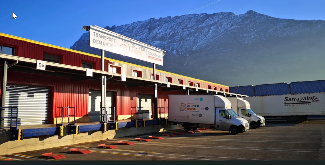 Entrepôt et camions Deliverhome — Logistique et livraison à Saint-Égrève Grenoble