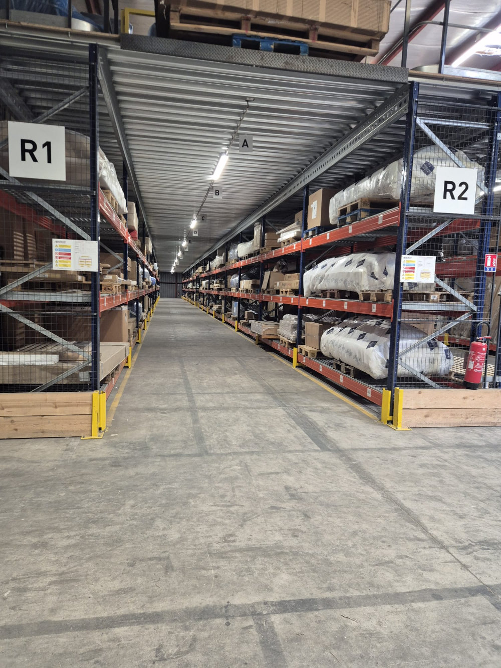 Entrepôt de stockage Deliverhome avec rayonnages, Isère