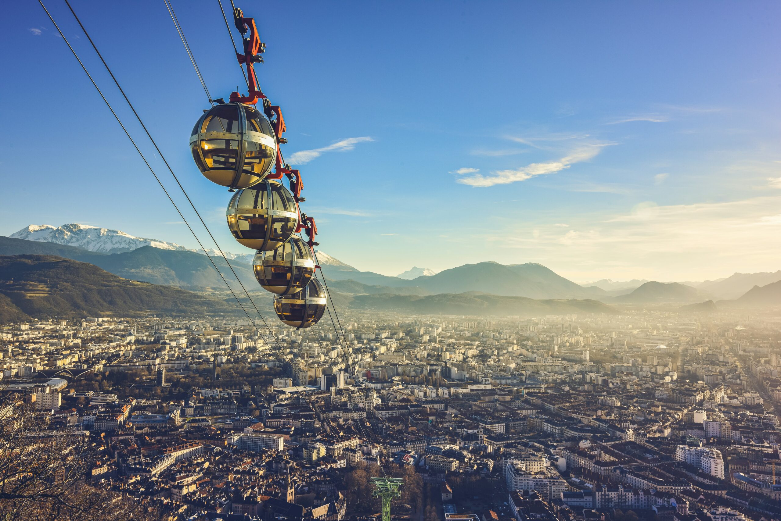 Déménageur à Grenoble — vue aérienne de la ville avec les bulles du téléphérique de la Bastille et les montagnes